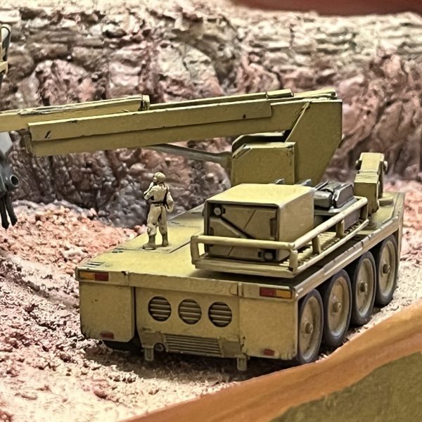 高所作業車の塗装が終わりました。「装甲騎兵ボトムス」の食玩、「ATトレーラー」に高所作業用アーム、カーゴ、上部ハッチ、チェーンガンを取り付けました。クレーンアームは元々ATを上げ下ろしさせる為の物でしたが、今回カーゴを付ける事でそこに荷物を上げ下ろしする為の物としました。カーゴを設置する事で大型ジェネレーターや部品を積み込む事が可能になり現地での修理作業も可能な形にしています。こういう車両がないと戦場では困るだろうなという感じに仕上がりました。いよいよ残るは「ベルゲガンタンク」の塗装のみですｖ（＾＿＾ｖ）♪（4枚目）