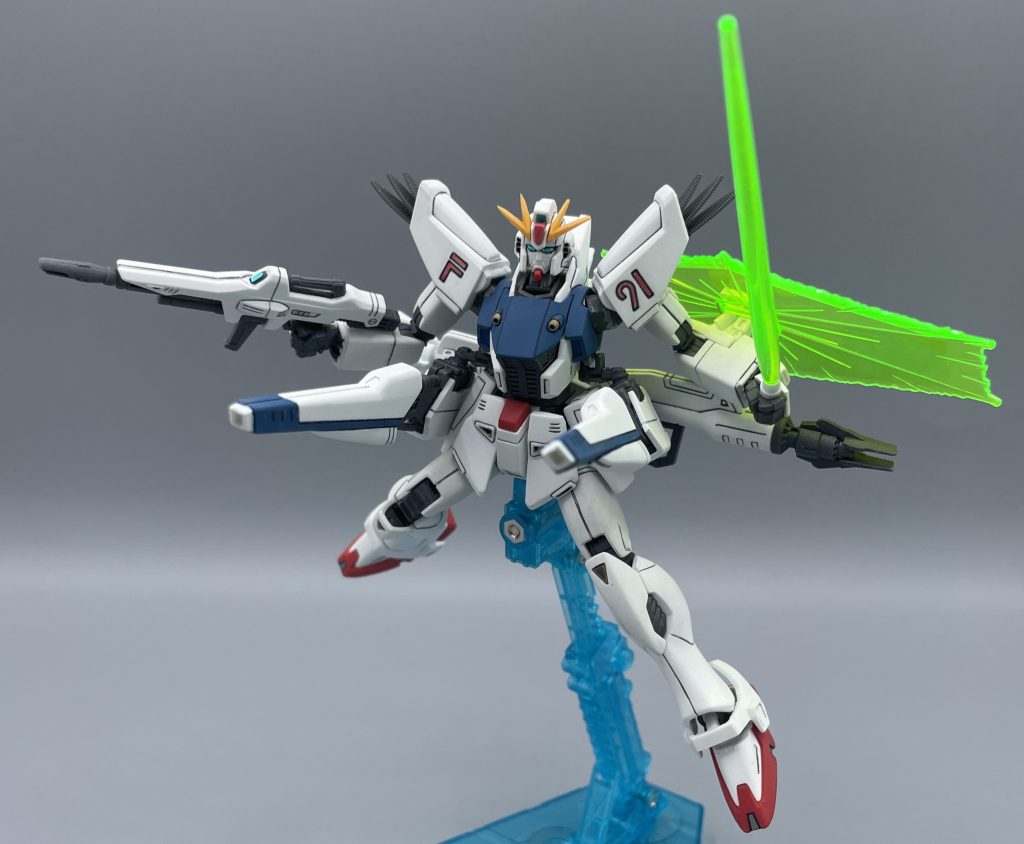 最大稼働状態 F91にはバイオコンピューターが搭載されており、最大稼働時に冷却媒体を放出するためにフェイスガードが開いたり、各部フィンを全開放したりする仕組みが施されています。 そして、最大稼働時には、金属剥離効果(MEPE)によって、”質量を持った残像”が生み出されます。 正直、理屈が難しすぎて私の理解も怪しい部分があるのですが、顔を開けても両肩から羽を生やしても機体の冷却が間に合わない場合、高温化した機体”表面”の塗装や装甲をペリペリと剥離させることで、機体の表面温度を強制的に下げようとする働きが起こります。 その状態のF91が高速で移動すると、その場には剥離した塗装や装甲表面が”残骸”として置き去りになります。その残骸を敵機モニターを通じて見ると、”そこにF91がいる”と判断されるため、分身したかのように見えるという理屈のようです。 なお、これほどの高出力稼働を実現できるのは、バイオセンサーが「あ、このパイロットまだいけるな」と感知して、バイオコンピューターにOKを出すことによってリミッターが解除されるからです。 そのため、バイオコンピューターが搭載されているからと言って、誰が乗ってもシーブックのようにMEPE効果を使える訳ではありません。この辺りは、ややオカルトの域に足を突っ込んでいる感がありますね。