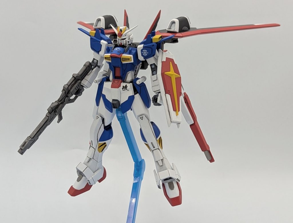 主な改造ポイントとして・角の形状の変更・肩アーマーにプラ板で装甲とフィン状のパーツの追加・前腕部の合わせ目を消し、後ハメ・胴体のV字パーツをなくし、アンテナの追加・サイドアーマーをダガーLのものに変更・脚部に追加装甲、足パーツをビルドバーニングのものに変更・ライフルをイモータルジャスティスのものに変更・フォースシルエットをイモータルジャスティスやビルダーズパーツ　　　でディテールアップをしています。