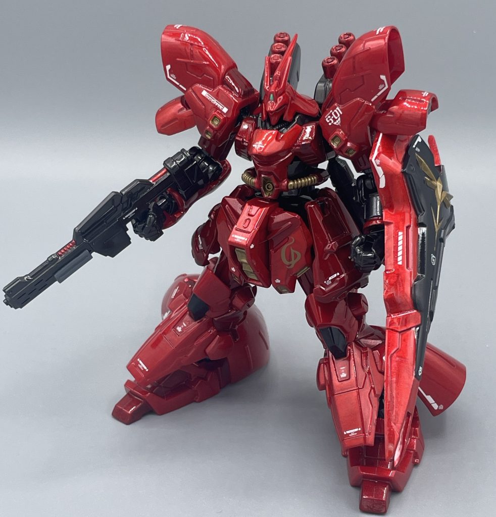 MSN-04  Sazabi ネオジオン軍の最新鋭MSにして、シャア・アズナブルの最後の搭乗機となります。サザビーは本当にカッコいいですね。大好きです。 Gフレームが発売されたころ、食玩で超絶稼働するサザビーということで一瞬で売り切れてしまいました。買い逃して諦めていたところ、何気なく入ったコンビニにポツンと売れ残っていたサザビーを発見!小躍りしたい気分でレジに並びました。「大切に塗装するからね」と心に誓いました(笑)