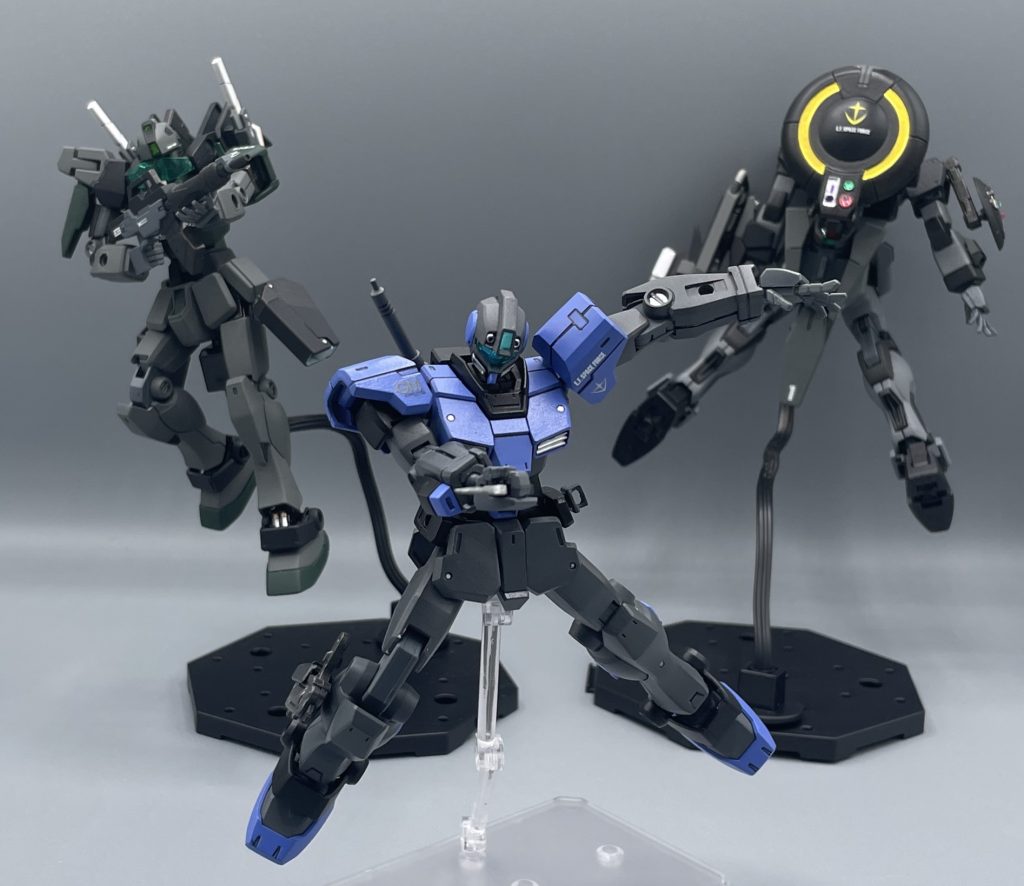 A「敵部隊散開。これより各個撃破する」S「りょーかい。援護するよー」P「では、後始末は任せました」 名無し隊の戦闘は、連邦内の裏切り者や諜報員の粛清であるため、大舞台での戦闘はほとんど行われない。そのため、単機~数期ほどの小隊を相手取ることが主である。 したがって、アサシンとスナイパーによる狙撃を持って、粛清の多くは成功を収める。しかし、敵部隊の手腕や環境によっては射撃暗殺だけでは殲滅が完了しないケースもある。 その時はアサシンが斬りこみ、スナイパーが援護射撃することで一瞬のうちに敵部隊はその命を散らすことになる。よって噂こそあれど、この部隊の正体を知る者は連邦軍内の一部の者のみである。 フッ、俺たちは名無し隊だからよ・・・!