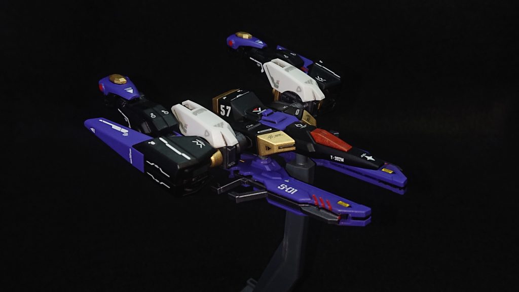 ファイターは、ジャンクパーツを組み合わせて作ったオリジナルのスラスターとレジェンドの腕を組み合わせて作っていますファイター単体での攻撃手段は機体下部に装備されたビルドストライクエクシードギャラクシーのビームライフル2丁での砲撃戦となりますお気に入りポイントはオリジナルスラスターの装甲として被せてある白いパーツですね💡エクシアの膝パーツたっだのですが、剥き出しで格好悪かったスラスターを一気に引き締まったものにしてくれましたｗ