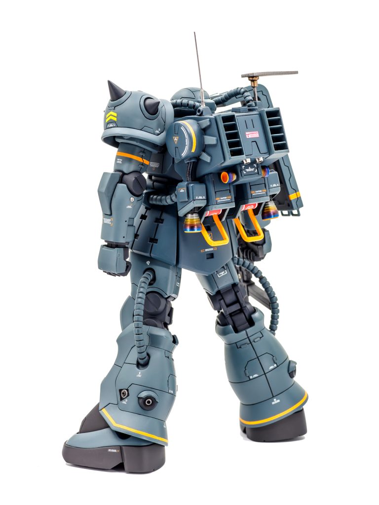 本題の機雷散布バックパック。こちら、40年くらい前のジャンクを見つけまして作ってみようということになりました。パーツが揃っているわけでもなく、使えそうな上部部分と左右の円筒部分だけがキットになります。他はプラ板と真鍮線などでスクラッチ。バーニアはメタルパーツです。