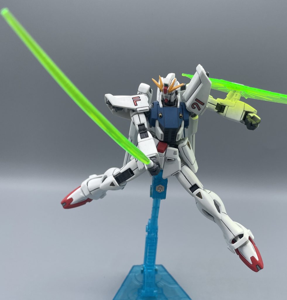 ビーム・サーベル サーベルも時代と共にアップデートされています。νガンダムのサーベルはアイドリングストップ・サーベルでしたが、その機能は廃止されています。 取説を読むと、「間欠式ビーム生成機能や高出力稼働対応のエミッターを内蔵している」とあります。ちょっと難しすぎて私には理解できないのですが、要は出力調整可能な高性能サーベルってところですかね。 サーベル刃を細く絞って威力はそのまま長時間運用を可能にしたり、刀身を2倍ほどの長さにしたり出来ます。また、手首をグルングルンと超高速回転させることで、シールド的な運用も可能です。