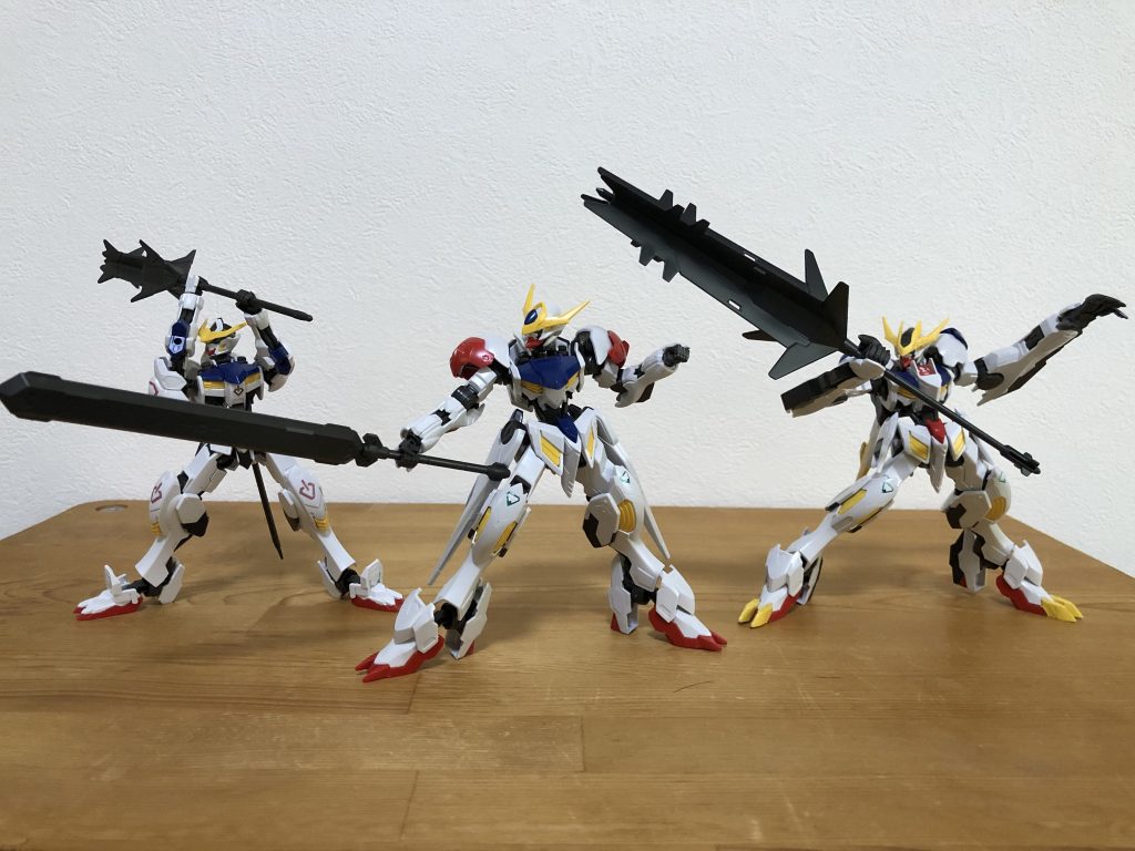 バルバトス三形態、揃ってメイスを構えて。こうして並ぶと壮観。