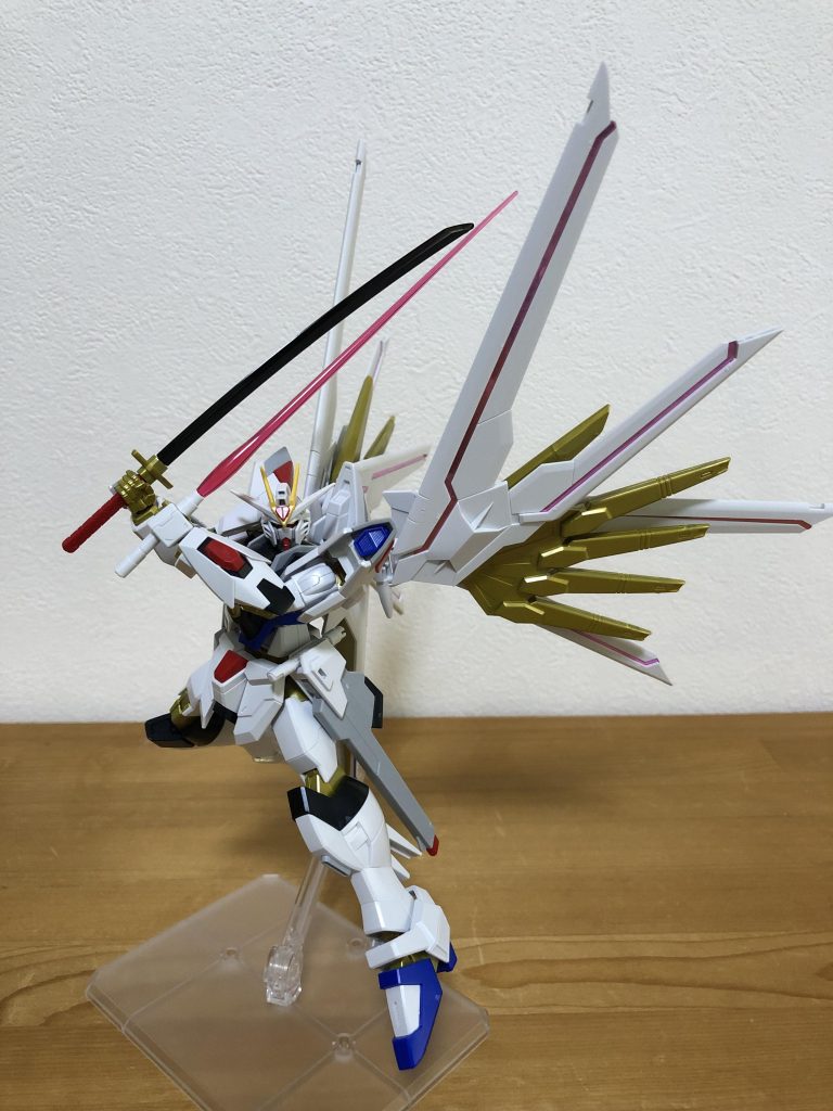 こうがっつり日本刀な見た目した刀をモビルスーツが持ってるの、なかなかロマンありますよね。