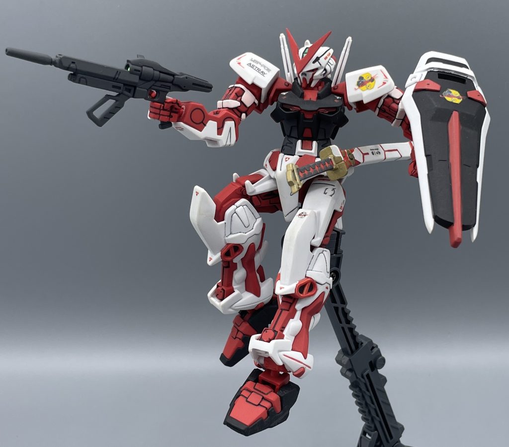 ビームライフル　ストライク等のGAT-Xシリーズで完成された小型高出力ライフルをアストレイ向けに転用されたものです。手の平にあるコネクターを通してエネルギーを得るため、ある程度の連射が可能なようです。