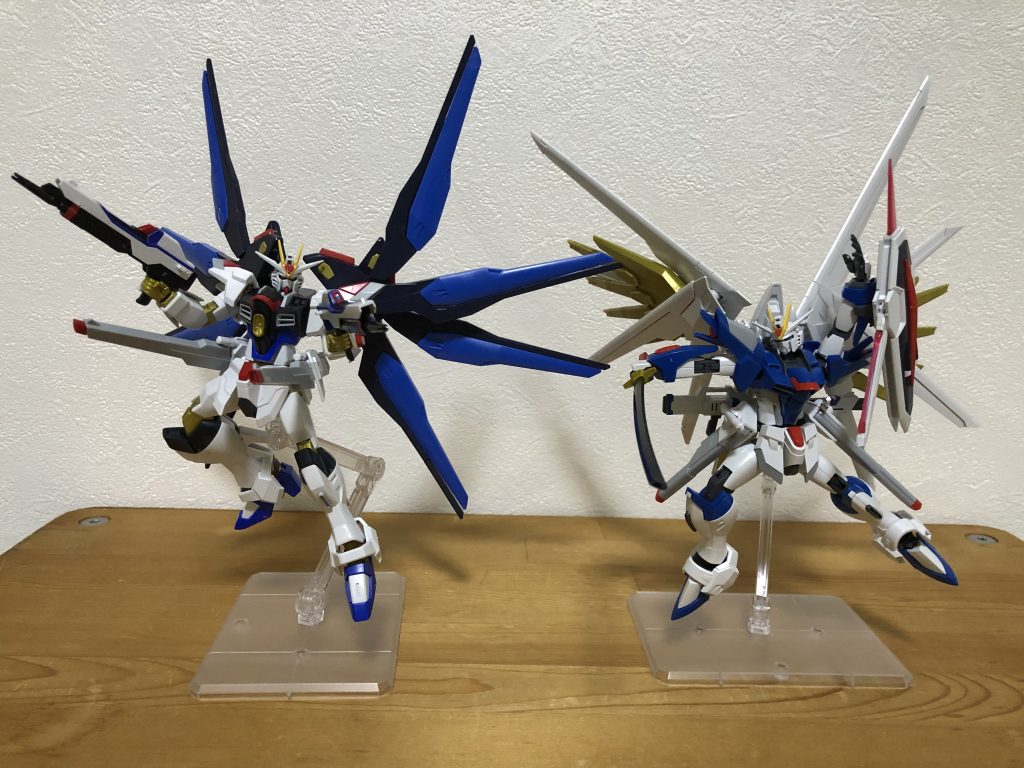 ストライクフリーダム弐式とマイティーライジングフリーダム。ライフリの方の翼の開き方逆になってますね。