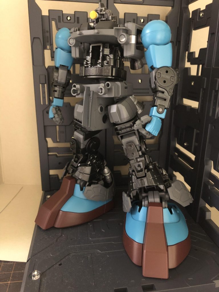 内部フレーム フロント!今回は外装で隠蔽される部位のみメタリック系とし、そのまま露出される関節はグレー系としたことで、より現実的な感じがしました。