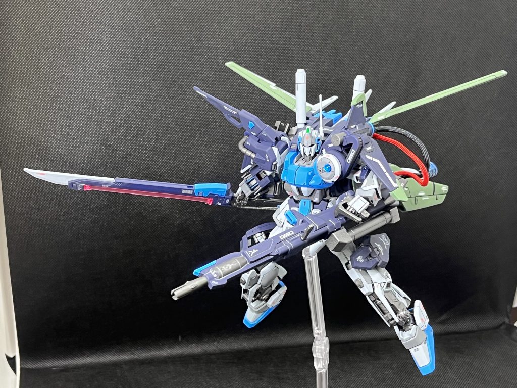 肩の追加パーツで稼働が制限されてるのでちょっと動かしづらいのです。この辺り考えなかったのが反省点。ただ、でかい大砲とでかい剣はなんだかんだ浪漫ではないかと