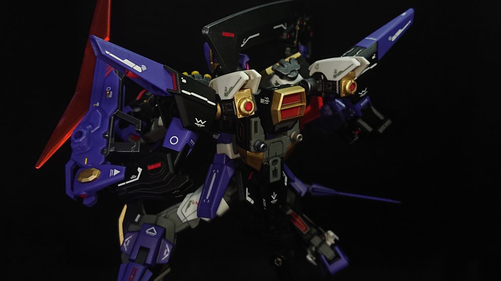 ファイターとドッキングすることによって、まずは機動力とパワー出力の向上が図れますそして一番の利点は腕が4本になることですそれぞれの腕にはエクシードギャラクシーのビームライフルを持たせるのですが、戦況に応じてライフルモードとソードモードを使分けることができますビームライフルによる牽制から大型ソードでの1撃を叩き込んだり、4本の腕+2機の機動砲という圧倒的な手数の多さで敵を捻じ伏せたりを考えています