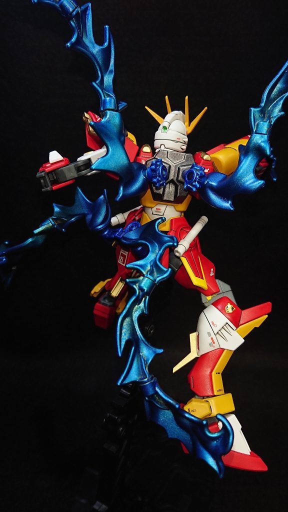 カラーリングは最初に炎のエフェクトパーツを青にするところから決まりましたやっぱり炎のエフェクトパーツを赤やオレンジで表現するよりも青い方が個性的な気がしましたので💦w下地をゴールドで塗装してからメタリックブルーとライトメタリックブルーでグラデーション塗装風に塗装しています機体カラーは青い炎の色とは対照的に赤、オレンジ、白でまとめてヒロイックでバーニングな感じに仕上げてみました💡久しぶりに王道なストライクになって個人的にはかなり満足していますw