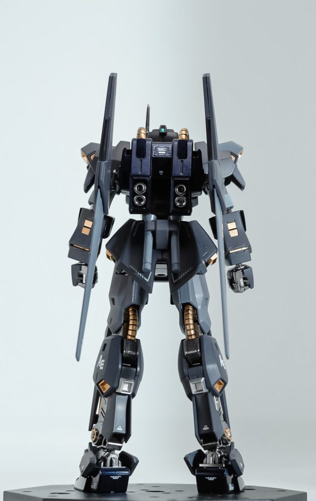 ひとつ目はガンダムチームで唯一残った機体、百式をベースに量産化に向けた改良型を建造するのでそのテストをやって欲しいとの事。エゥーゴのパイロットはグリプス戦役でほとんどいなくなってしまったので一番慣れてるビーチャに白羽の矢が向けられたわけだ。この改良型SpecⅡは、スラスター等を追加して運動性を向上させて、さらにボディカラーは隠密行動を目的としたステルス性を持たせたグレー系に変更された。