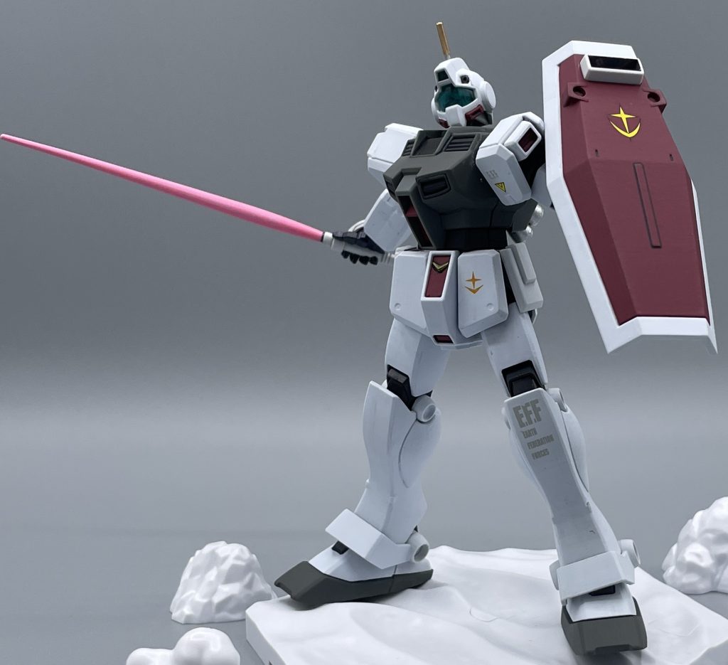 ビームサーベル　ビームサーベルはこの時代のトレンドとも言える手首と一体型のサーベルです。塗装前提ではありますが、持ち手の表情が良いですね。　手の表情と言えば、0080劇中では基本的に良いようにやられながらも、シャトルを死守しきった亡骸がサムズアップしているように見えるんですよね。泣けます(´;ω;｀)　名もなき兵士の活躍と言えば、UCのスタークジェガンや203ガンキャノンが有名ですよね。個人的な思い入れもありますが、ブラウン隊もこの仲間に入れてあげても良いと思っています。