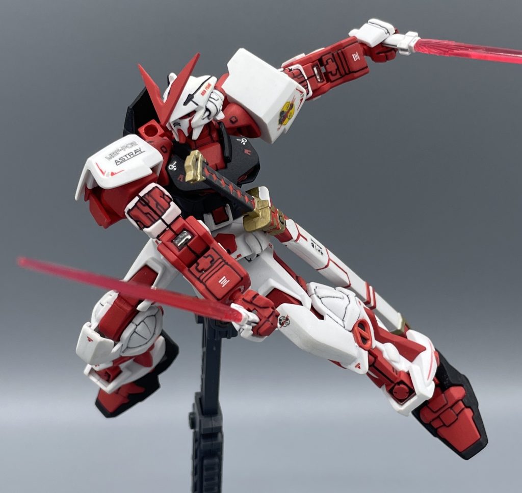 ビームサーベル　こちらのサーベルもGAT-Xシリーズの技術を転用したものです。強力な斬撃を繰り出すことが可能ですが、パイロットのロウ・ギュールは機体のエネルギー消耗を嫌って、多用することはありませんでした。