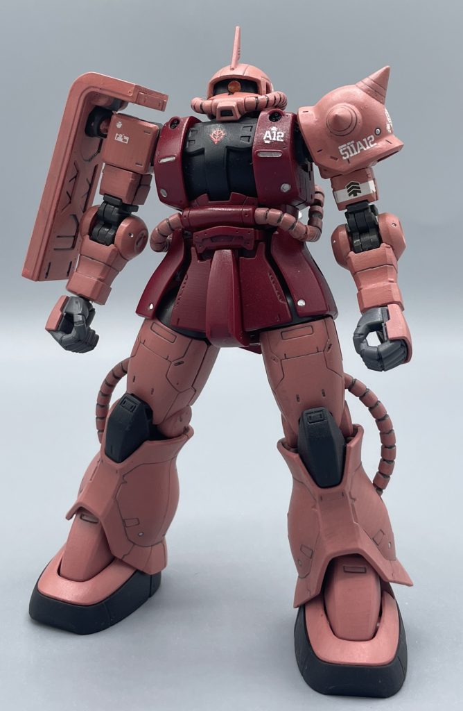 シャア専用ザク オリジン版ザクです。文句なくイケメンでカッコ良い造形ですね。オリジンのシャアザクは、アニメのシャアピンクではなくて濃いめの赤を主体に成形されていますが、私は馴染みのあるシャアピンクで塗装しました。
