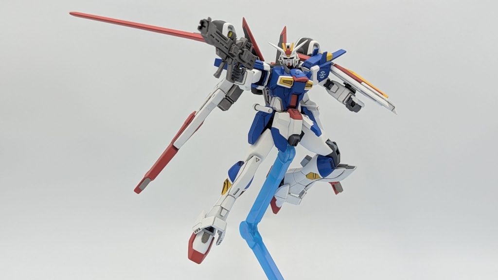 ライフルは最初ガンメタそのままだとギラつきが強く浮いてしまっていたので、軽くウォッシングしています。また、パーツを追加しリアアーマーにマウントできるようにしています。