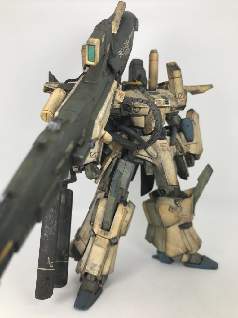 おまけに左の写角から撮ると構図がものすごく微妙に…私が思うにFAZZは一番カッコいい写真を撮るのが難しいMSだと思いますそしてこの作品を汚してるときに事件が…武器の重みで股関節がゆるゆるになっていたので、脚を股関節から外そうとしたら硬すぎてポッキリ…😭なので股関節のボールジョイント部分にピンバイスで穴を開け真鍮線で補強しようとしたら…