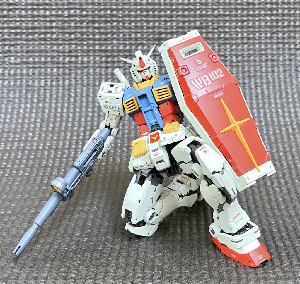 上体があまり起きないのでムリがありますけど、ジャブロー内でシャア専用ズゴックと相対するシーンです。来月の再販でRGシャア専用ズゴック買います🫡