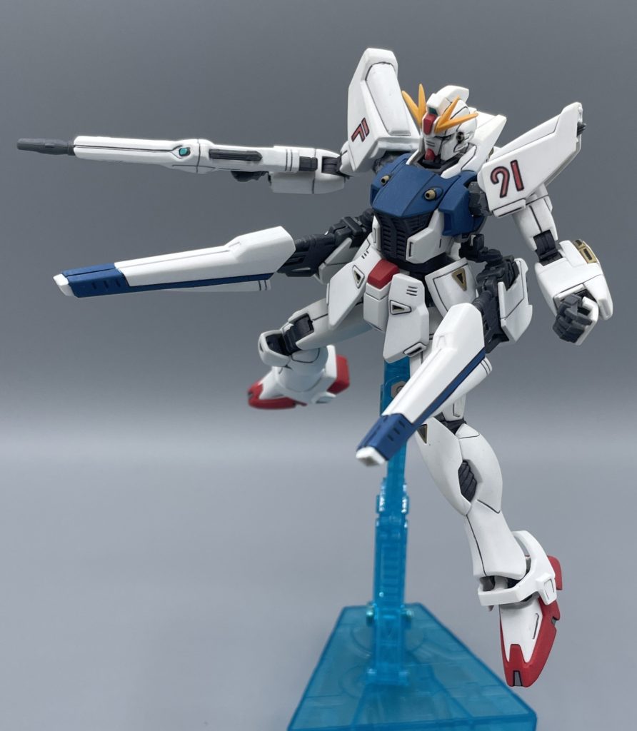 ヴェスバー V.S.B.R.=ヴァリアブル・スピード・ビーム・ライフルの略語です。ガンダムF91の中で最大火力を誇るビームライフルです。劇中でもシーブックが「こいつは強力すぎる…!!」と評したほどの威力を持っています。 ただし、この可動式ビームライフルは威力の調整が可能とのことなので、NTとはいえシーブックの戦闘経験が未熟であることを示唆するための演出なのかもしれませんね。