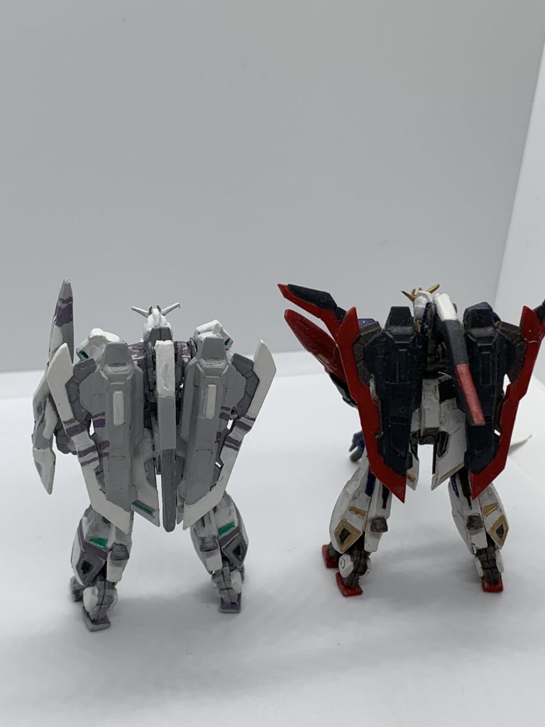 今回のは友人から譲り受けたレアカラーのピンクだったんでそれを活かしてグリーンダイバーの3号機にしようかなとも思ってましたがもうマスキングの難易度が無茶苦茶だったので止めました。そもそもアーティファクトで綺麗にマスキングして塗装してる方がすごすぎる…今回は模様含めフリーハンドの筆塗りです…