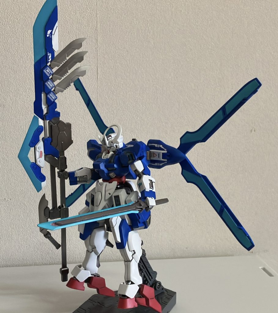 他の機体が00一期のモチーフに対して、シュバルゼッテはエクシアとクアンタを合わせたカラーリングにしています武器は追加でMSGを使っています