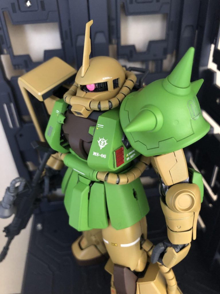 斜め上から！胸部の出力増加と冷却フィン設置。頭部のモノアイ上部を少しかさ増してます。ドズルザクのように。