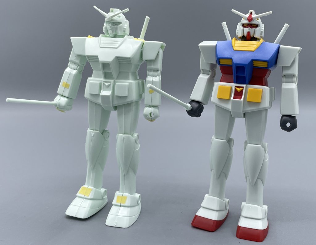 ビームサーベル装備 これだけ色分けしているのに、サーベルは真っ白の棒を付けてくるあたり、旧キットへのリスペクト半端ないです。もうたまりません。 ちなみにリバイバル版には、サーベルの柄の部分だけの部品もあり、クリアサーベルを持ってこれる配慮もされています。