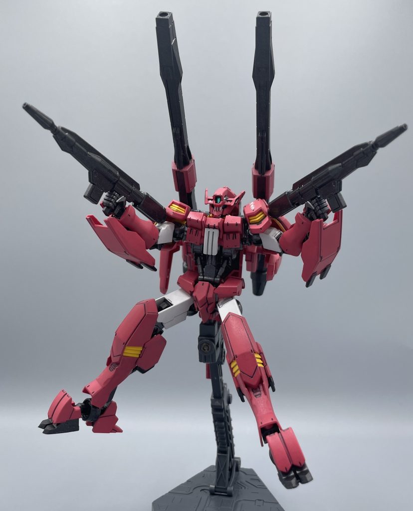 フラウロス専用マシンガン 120mm口径のマシンガンで、↑画像のように手持ち武器として運用できるほか、バックパックにマウントされた状態でも射撃が可能になっています。