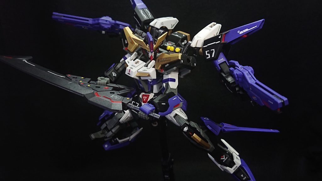 機体カラーはダークなカラーリングということで、メインカラーをブラックにして素直な悪役感を出しながら、第2カラーをゴールドにすることで重厚感を演出してみましたブラックとゴールドだけでは少し味気なかったのでサブカラーにパープルを入れて邪悪な感じをプラス折角の兄弟設定があるので全くの悪では無いイメージを持たせるために、成型色のホワイトを残してあります後は、差し色にレッドを入れることで全体のメリハリとバランスを取ってみました