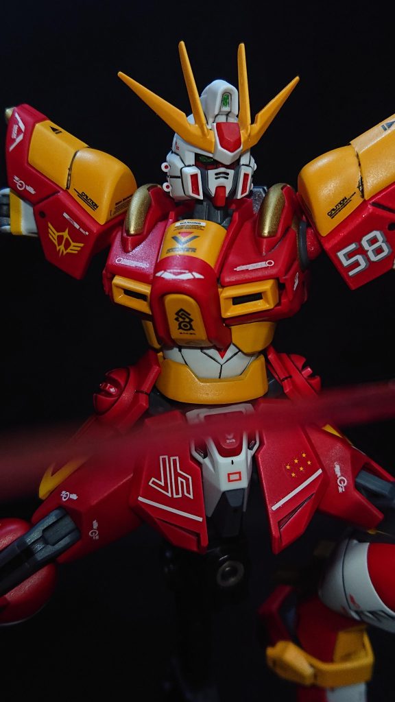 今回の初めての試みポイントは頭部マスクをグレーで部分塗装しているところですこの手法はキャンプラさんの【カプセルアクション】ストライクガンダム【筆塗り】(https://gumpla.jp/other/2109938)を拝見した際に、「マスクのグレー部分を塗装するだけで、グッと表情が引き締まり、よりイケメンになる」という一文を見つけたことにより、自分でも挑戦してみました今回はダークグレイで塗ってみたのですがどうでしょうか?これまで頭部にはあまり手を入れられないでいたので、出来ることが増えたのはとても嬉しく思いますw