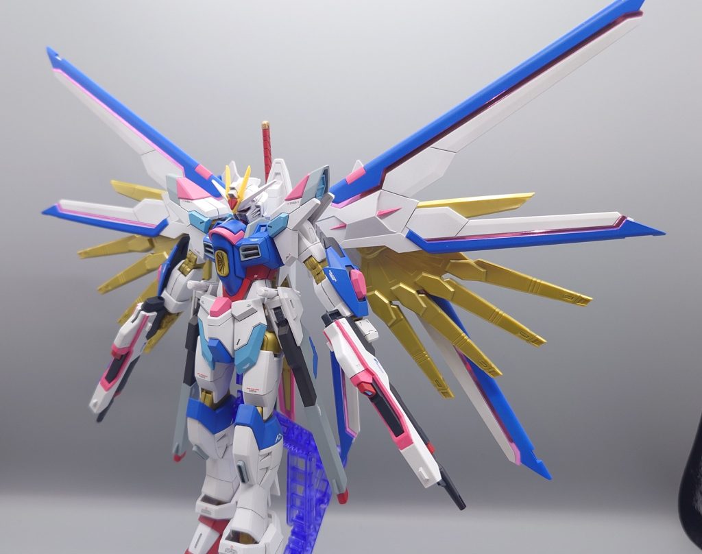 ウイング内部のピンクのシールがほんとにいい色していて最高です。展開したときにシールがはがれて折れていたときはだいぶ焦りました。