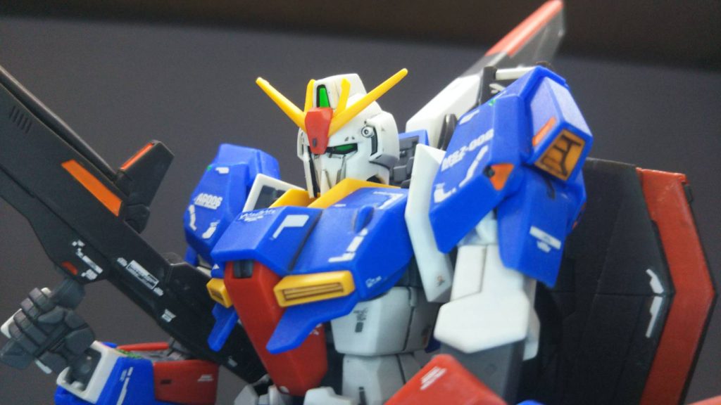 Zガンダムのカメラアイとトップセンサーは蛍光グリーンで塗っています。ブラックライトを当てると光りますが、通常時でも他の緑系統の色よりも見えやすいです。