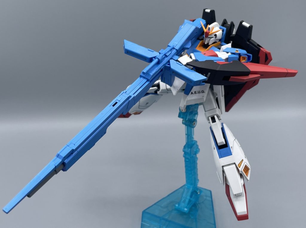 カミーユはその力を表現してくれるマシーンに乗っている!Zガンダムにね。 Zガンダムの追加オプションとして有名なのが、ハイパー・メガ・ランチャーですよね。見ての通り、とんでもなく長く強力な兵器です。 ランチャー自体が小型のジェネレーターを内蔵しているため、巨大ビームを撃ってもZ本体のエネルギーが消耗されることはありません。 確か、ランチャー自体が推進能力を有しているため、思いのほか取り回しが良いみたいな設定もあったような気がします。勘違いだったらすみません(-_-;)