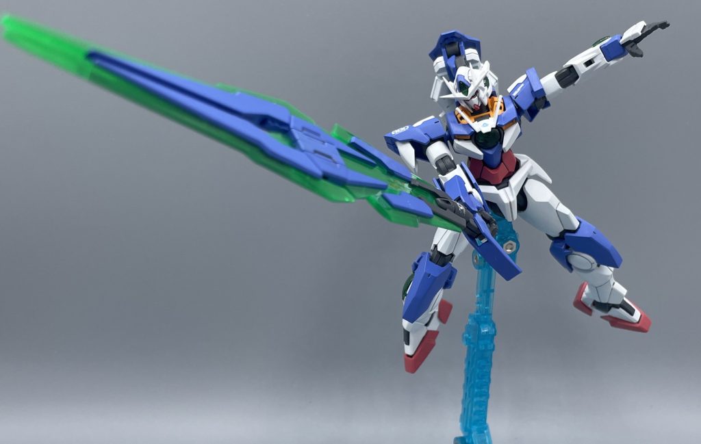 以上、HG「ダブルオークアンタ」の紹介でした。刹那・F・セイエイと共に歩んできたガンダムの最後の機体というだけあり、武装類も洗練されて非常にカッコいいMSです。 キットの出来としても、可動範囲、色分け、プレイバリューとどれをとっても文句なしの傑作キットだと思います。エクシア→ダブルオー→クアンタと、刹那の歩みと共にキットとしての成長も遂げてきたOOシリーズ。「ガンプラ」というジャンルの熟成に一役かった素晴らしいシリーズだと思います。 個人的にはエクシア・ダブルオー・クアンタの順に好きなので、エクシアはリバイヴしてくれたら嬉しいなと思うところです (^^♪皆さんは、刹那の乗ったガンダムで、どれが1番好きですか??宜しければ、コメント欄で私に教えて下さいね。 最後までご覧いただき、ありがとうございました(*^-^*)