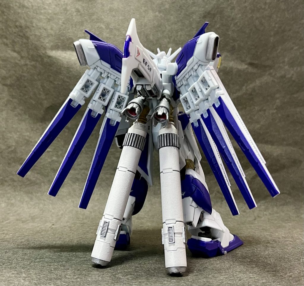 リアビュー前回との相違点(リア側)・フレーム差し替えにより不要となったふくらはぎのスリット部分を、プラ板とプラ角材を使用し穴埋め。・ファンネル及びファンネルラックをオプションパーツの物と交換。・ファンネルラック後部、凸モールドを削り取り市販のダクトパーツを貼り付け。あと、全体的にデカールを追加して貼り付けています。