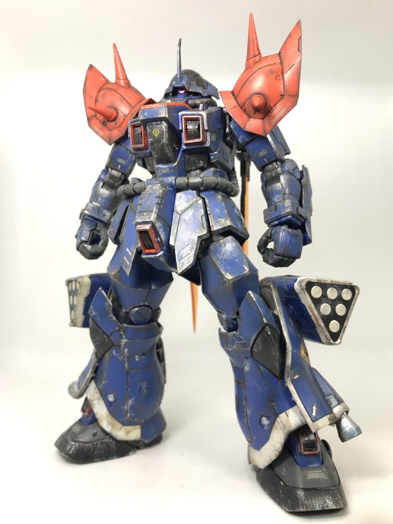 ウェザリング工程は…①つや消し吹いて8年間喫煙室で熟成②ウェットティッシュで埃落とし③ウェザリングカラーマルチブラックでウォッシング④ウェザリングカラーシェードブルーとグレーズレッドで、機体のブルーとオレンジ部分にそれぞれくすみ表現追加(あまり効果なし)⑤ウェザリングカラーマルチホワイトで機体全体にくすみ表現追加