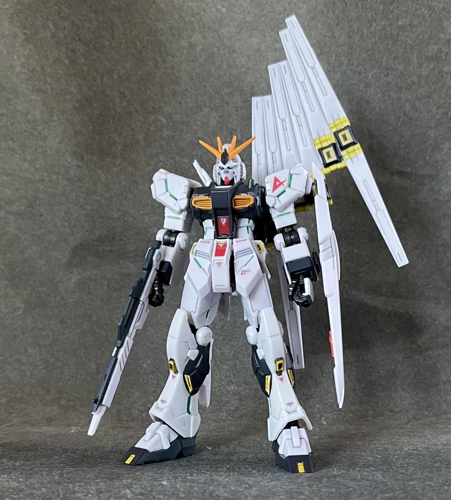 フロントビュー本体改造箇所・ショルダーアーマー部画像だと分かり辛いですが、スジボリと塗分けを行い、別パーツに見えるように加工。・膝下インテーク部。素のままだとただ、長方形のモールドがあるだけで味気なかったので、市販のダクトパーツを貼り付け。あとは、要所要所にモデラーズステッカーを貼り付け。他、スミ入れと部分塗装。