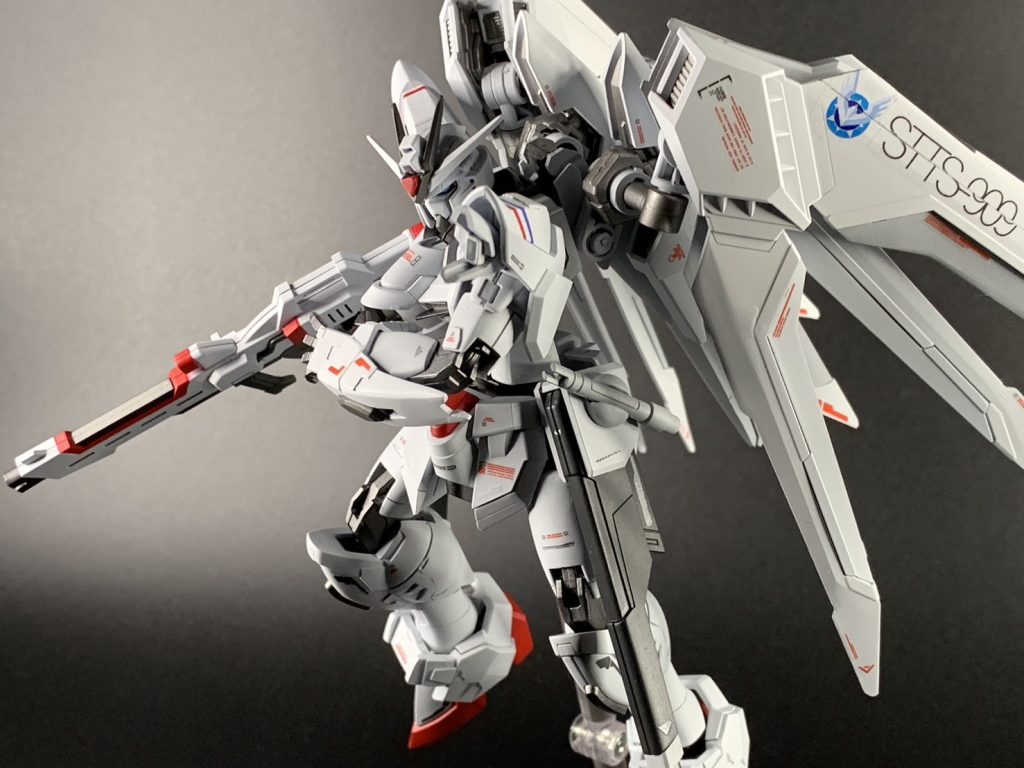 ビームライフルに手を沿えるとなんとなく宇宙世紀っぽくなる。