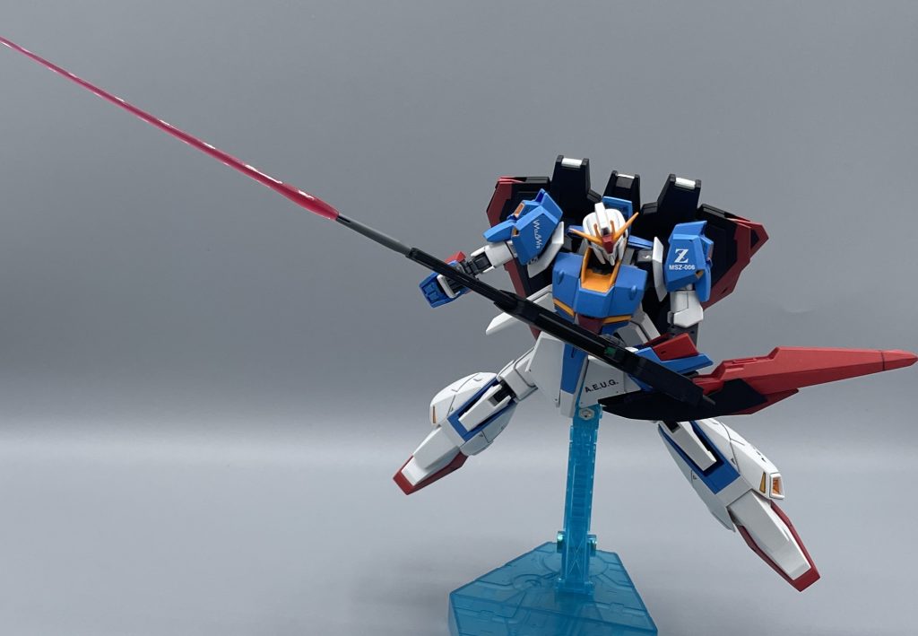 遊びでやってんじゃないんだよ―ッ!! Zガンダムのビームサーベルは、銃口からビームの刃を形成して、いわゆる”銃剣” として運用することも可能です。個人的にはZガンダムで1番好きな武装です。