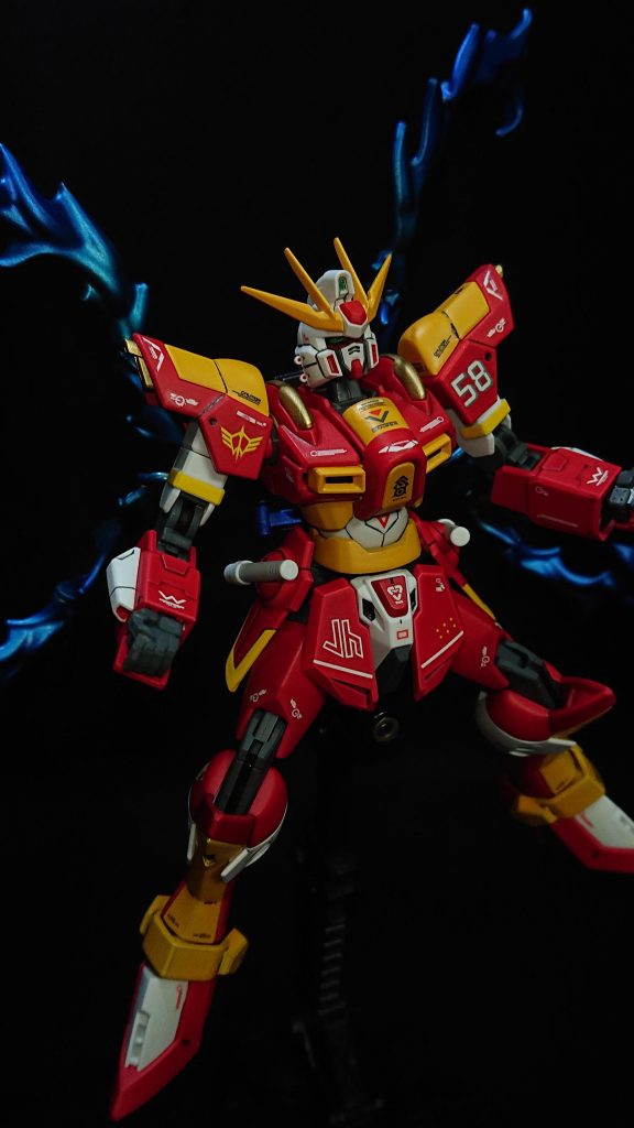 今回のお気に入りポイントは“炎のエフェクト”と“カラーリング”ですこれまでのストライク改造ではエフェクトパーツをあまり多用してこなかったのですが、ビルドトライファイターズの配信を観ていると「やっぱり炎のエフェクト格好良いな」と思ったので、今回エフェクトパーツを使った機体に挑戦してみることにしましたw機体のデザインやコンセプトがシンプルなモノになったので、カラーリングで個性を出すためにまずは炎の色を青くすることにしました💡青い炎ってなんか主人公な感じがしませんか?覚醒っていうか極限状態みたいなwエフェクトパーツが映えるように機体カラーは赤くしたので、通常状態は赤で極限状態は青い炎というかなりヒロイックな感じに仕上げることが出来ましたここまでしっかりとしたヒロイック感が出てくると、戦いの最中は音声認識機能が導入されているのかと錯覚するぐらいの声量で技の名前を叫びながら殴ったり蹴ったりして、ロボットアニメの主人公感を前面に出して欲しいですねwでは、最後までご覧いただきありがとうございました