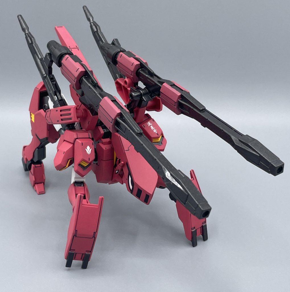 唸れーッ!!! ダインスレイヴと呼ばれる特殊弾頭は、ナノラミネートアーマーをも貫く威力を誇ったがゆえに、戦後ギャラルホルンでは「非人道的兵器」として条約で禁止兵器に定められました。 鉄華団は条約違反スレスレの弾丸を使用していたため、そこを弱みとして突かれ、窮地へと追いやられていくことになります。