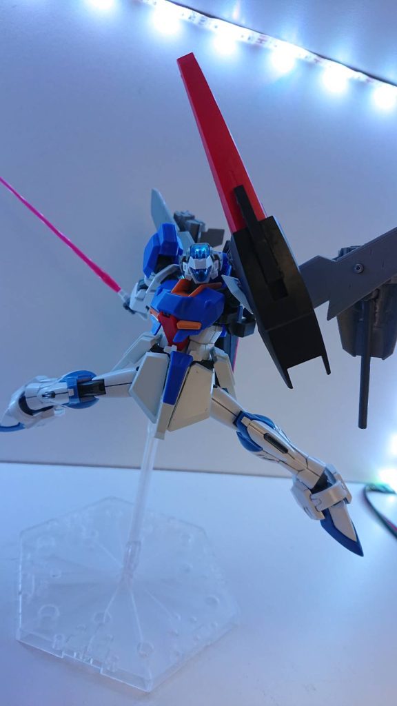 ビームサーベルは両方のサイドスカート内部に仕込まれている。機体からのエネルギーではなく、珍しいビームサーベル単体のエネルギーで稼働している物だ。変形後に機首となる部分は人型形態ではシールドとして利用。こちらもビームライフルと同じく先端に伸縮機能がある。