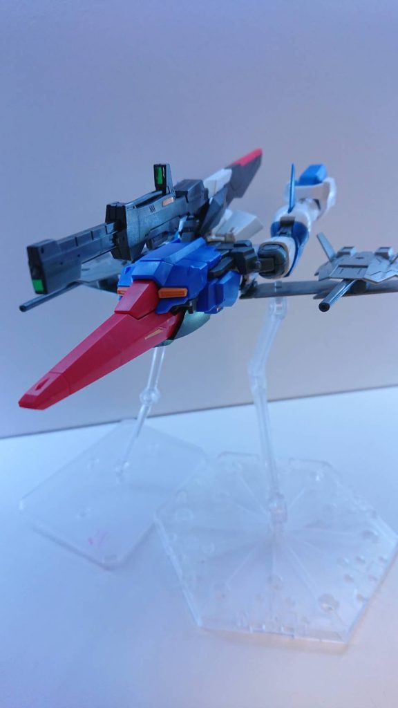 変形させることでウェイブライダー形態に。脚部裏に収納されていた軌道小型ウイングやリアスカートバーニアが展開される。可変機構フレームの元になったのはエージスを開発したE.E.が見つけた亜空間ホールの先で見つけた異世界のガンダムタイプの物であるが、解読はまだ一部しかできていないようだ。