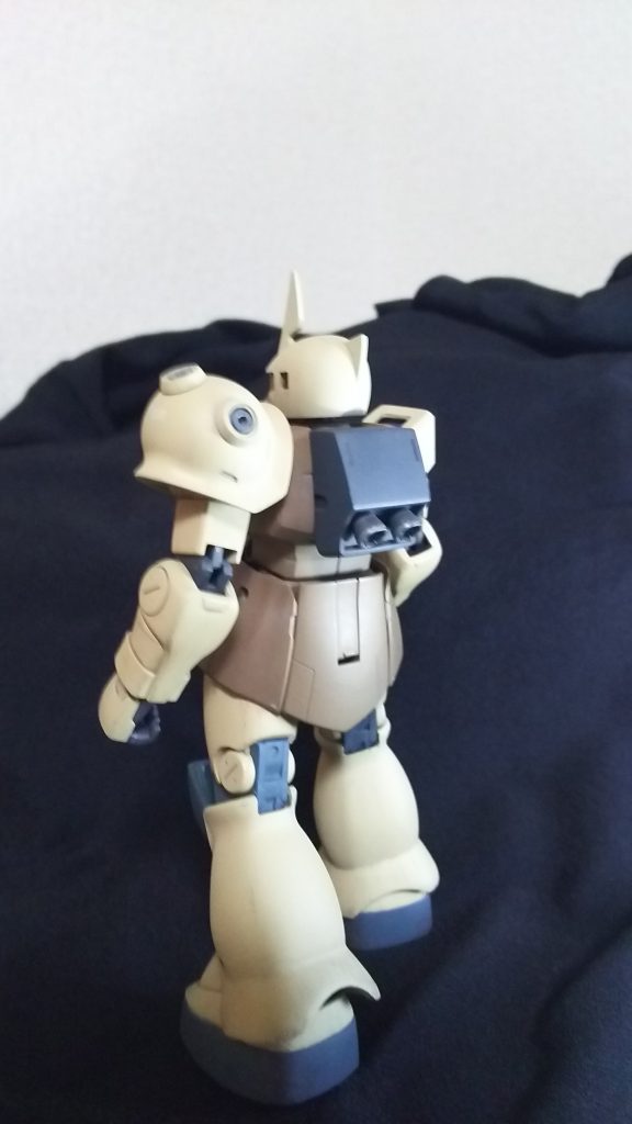 ヒザとランドセルは064の旧ザクのパーツを使いました。