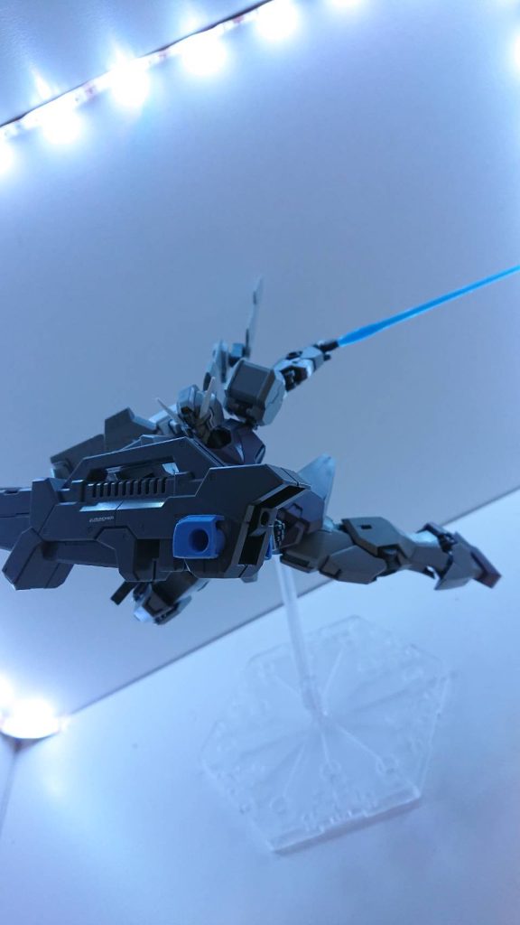 ビームサーベルはサイドスカートブースターの裏側にマウントされている。ビームサーベルの色も変わらず青色となっている。またジョーカーズキャノンを腕の軸に取り付けるとシールドとしても運用できる。