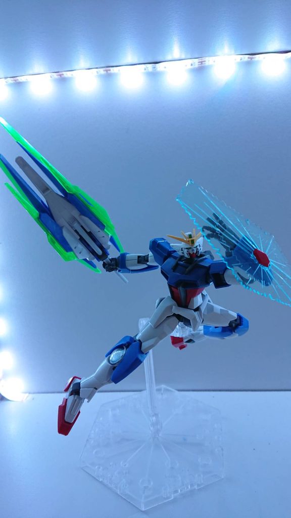 GNランスソードシールドビットはソードモード、ランスモード、シールドモード、ソードビットモードがある。ソードモードはリーチが短い分、片手での保持か可能になっている。腕部後ろにはビームシールド発生装置があり、両方からビームシールドの発生が可能。またビームシールド発生装置は回転することができる。