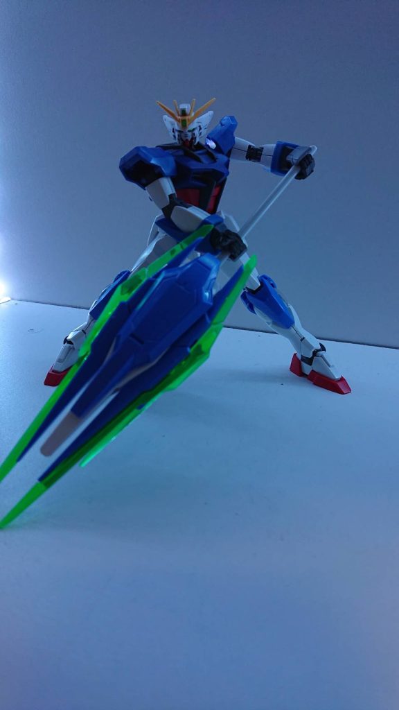 ランスモードではリーチが長い分、片手での保持は不可能となっている。またソードビットモードは取り付けられている刃が分離することで運用が可能になる。