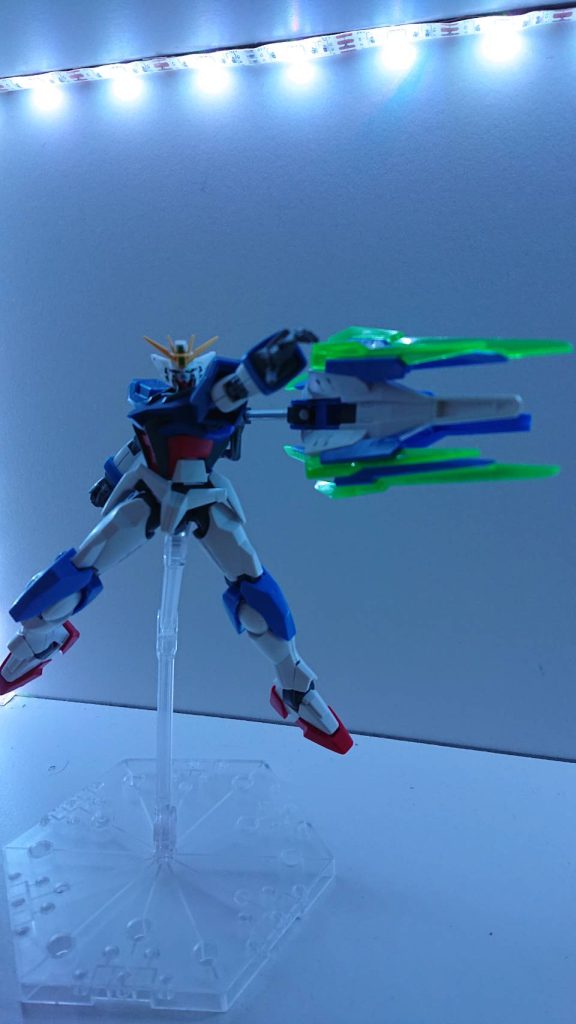 機体の背部にマウントし、ソードビットを展開させることでビーム発射形態にすることが可能。GNドライヴを最大稼働させることで必殺の”GNファイナルブラスト”が放てる。