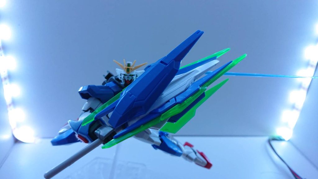 ビームサーベルは機体背部に一つだけマウントされている。緊急時の装備であるが、ソウジは多く使用している。GNランスソードシールドビットはGNドライヴを搭載しているためサブスラスターとしても使用できる。さて、次回はまたもや未定です。が、これだけは言っておきます。「フォースドライヴシステムがユッキーの物だけと思っては困るな」